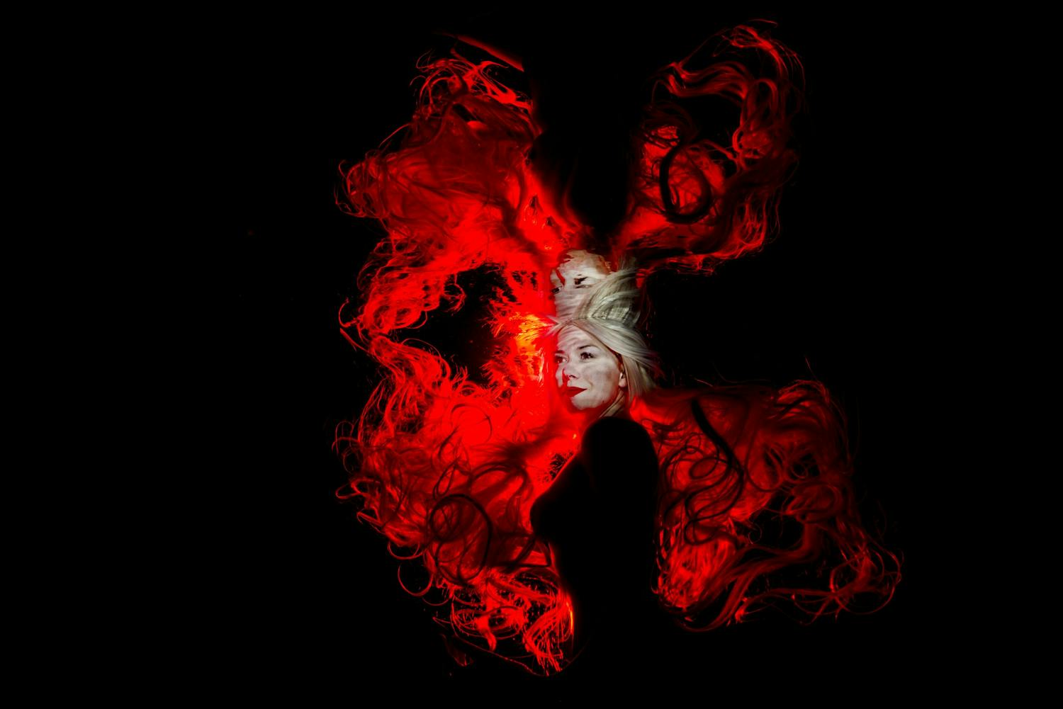 Rapunzel on Fire Porträtt under vattenytan.